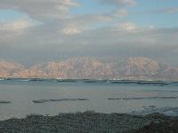 Шумилкин С.М. Мёртвое море. Находится на отметке 400 м ниже уровня океана. Вдали видны Иорданские горы
